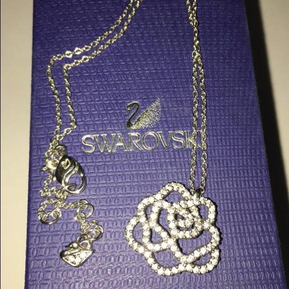 Swarovski White Rose Necklace! - Picture 1 of 3